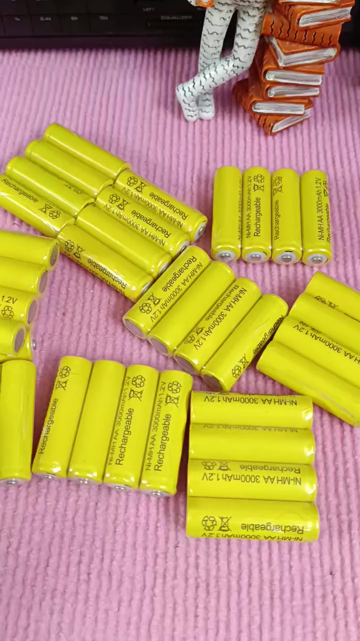 سعر سيت ٣ الف متوفر ١٠سيت
هذه بطاريات Vefn قابلة للشحن من نوع Ni-MH AA. 
النوع: نيكل-معدن هيدريد (Ni-MH).
المقاس: AA.
الجهد الكهربائي: 1.2 فولت.
السعة: 3000 مللي أمبير في الساعة.
المميزات: قابلة للشحن حتى 1000 مرة، مناسبة للأجهزة ذات الاستهلاك العالي للطاقة مثل الألعاب والكاميرات.


**إذا كنت صاحب هذا الإعلان وتريد حذفه لأي سبب، رجاءا أرسل رسالة إلى الدعم الفني**