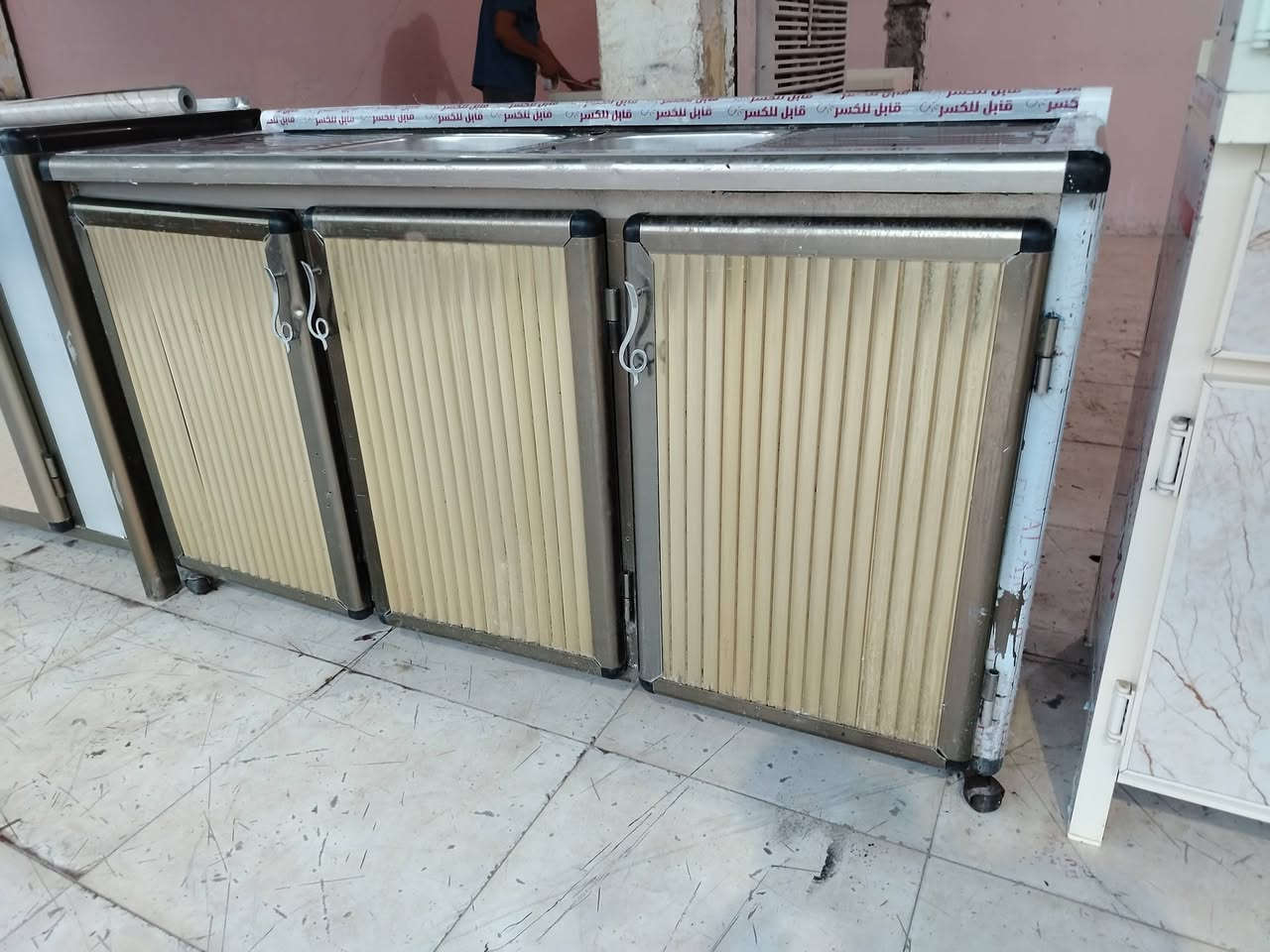 للبيع كونتر سنك متر ٦٠ سم تقيل سعر ١٠٠ بي مجال *********** اسيا ***********
