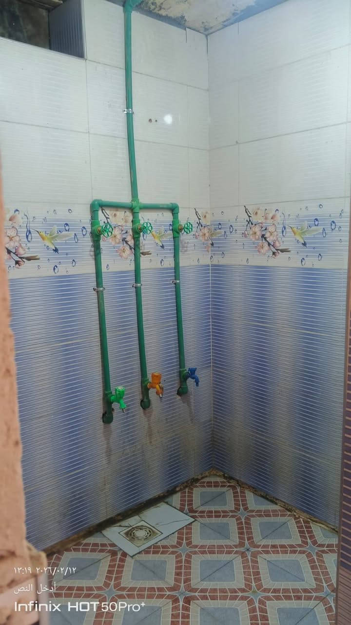 بيت لبيع مساحه البيت 400متر البيت متكون 

غرفتين طول5 وعرض 3 صاله 9 امتار مطبخ طول 5 وعرض 2500 البيت يرادله بس بورك  برانيه ما كامله بس اساس  الببت بل محصيره سند 25 سعر البيت 60 وبيه مجال الاستفسار ***********
