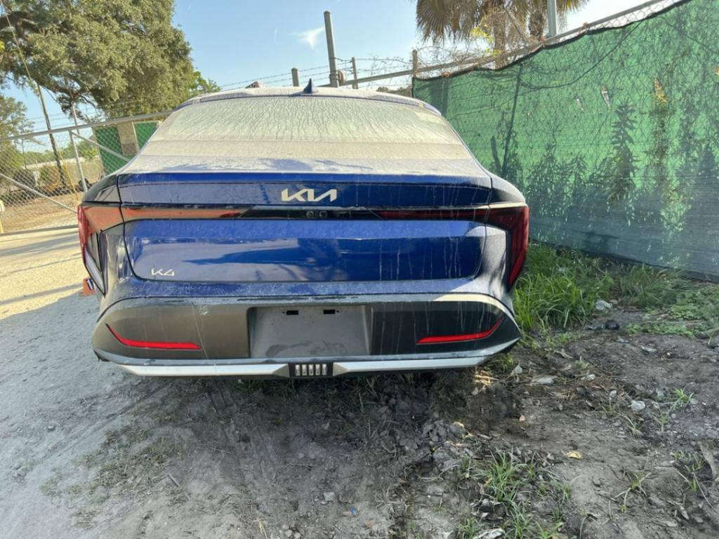 سلام عليكم ورحمة الله وبركاته
K4 موديل 25 فئة ex 
ماشيه 17000km
رقم انبار معوقين
هاي باب وجاملغ حادثه بالخارج
وصار عندي بيه حادث بالداخل بالبجم مثل ما موضح بالفيديو اللي باللون الاسود مبدل (بنيد وجاملغ جهة سايق ولايتات ودعاميه) 

سعره ١٤٠ وبيه مجال 
***********
