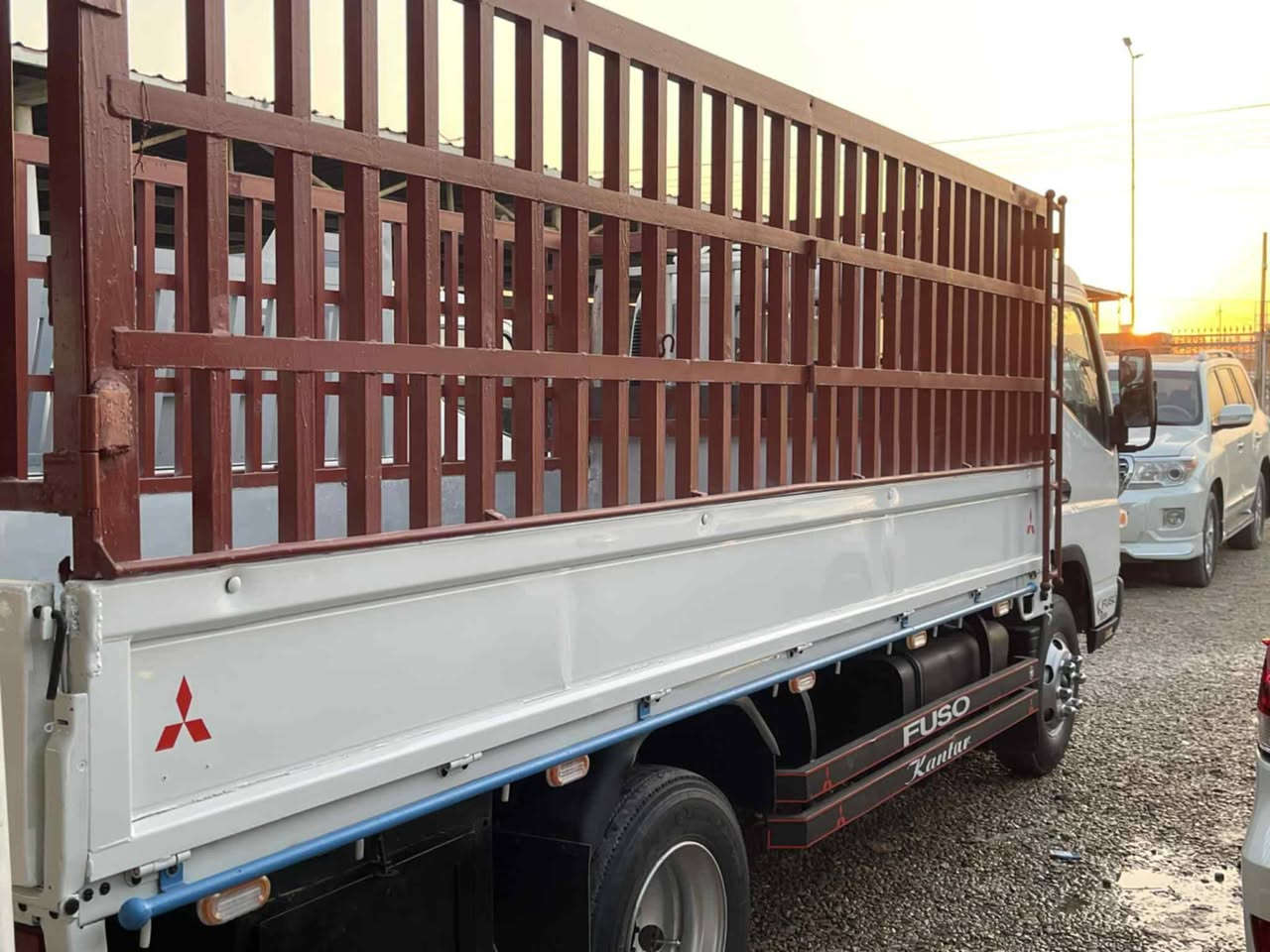 سلام عليكم 
كنتر للبيع موديل 2015كويتي 
سياره مكفولة كفاله عامه من ضربة وصبغ 
محرك وكير اكسن مكفولات درجة اولى 
سياره دوشمه وحداديه وتخم تاير مكفولات 
تحويره 17ونص سيارة جاهزه ما بيه برغي رقم بغداد 
العنوان:بابل: القاسم 
رقم الهاتف:***********_***********
