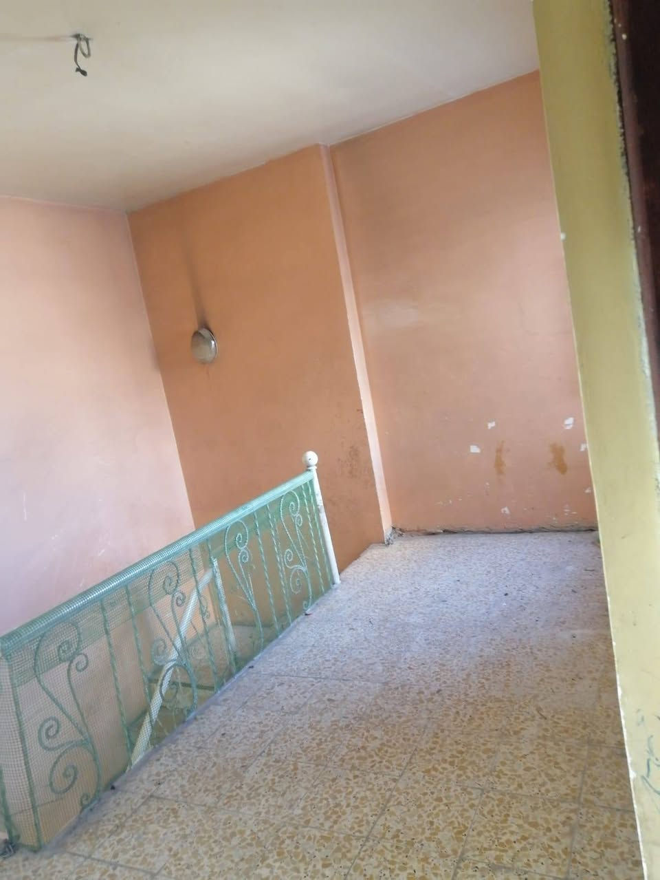 السلام عليكم عندي بيت بالزعفرانية رور الشرطه مساحه ٧٥ متر طابقين للايجار بي غرفة وهول ومطبخ واستقبال وغرفة طابق ثاني وحولي يرادلة تنظيف وترتيب بسيط الي يفيدة يخابرني عالرقم ***********
