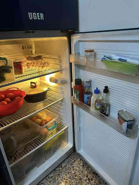 سلام عليكم ثلاجه شغاله مابيها شي فقط الباب ملحوم شغاله وخير من الله  سعر مناسب ورقه مكاني اليرموك  ***********
