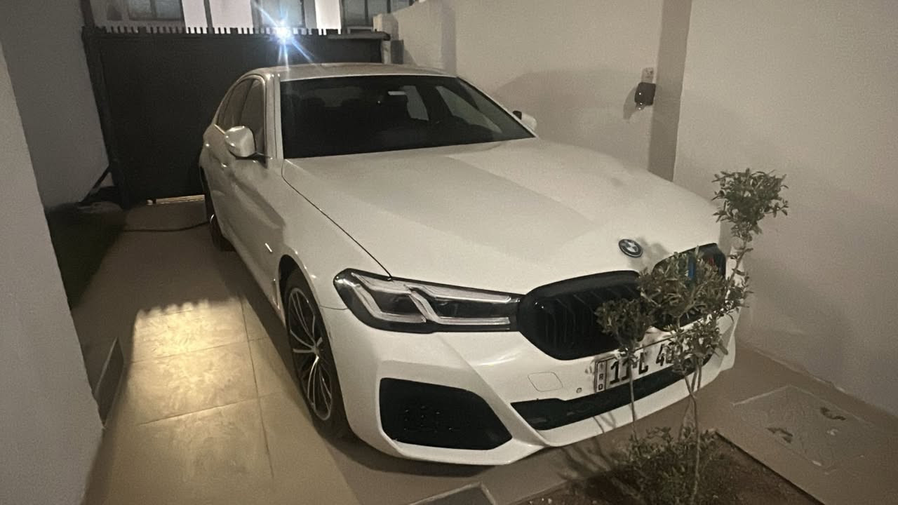 BMW 530e (Plug-in Hybrid) موديل 2023 للبيع
السيارة غنية عن التعريف، قمة بالنظافة، الفخامة، والاقتصادية.
ماشيه 53  ألف ميل فقط.
المواصفات:
 المحرك: هجين (بنزين + كهرباء Plug-in) اقتصادي جداً وقوي بنفس الوقت.
 الداخلية: شاشات ديجيتال كاملة، نظام ماوس ونظام خرائط متطور، كراسي جلد كهرباء مع ذاكرة خزن.
 الأنظمة المساعدة: رادار أمامي وخلفي، حساسات، كاميرا، نظام تحديد مسار، وتنبيه تصادم.
 الإضاءة: لايتات LED ذكية (BMW LED).
 الراحة: فتحة سقف، بصمة تشغيل وأبواب، تبريد مركزي منفصل، تحكم ستيرن كامل.
الضرر 
 الجاملغ: صبغ جاملغ واحد فقط.
 باب السائق: بيه طخة بسيطة وتعدلت (بارد) بدون صبغ.
 باقي السيارة مكفولة من كل نواحي اللغد، الشاصي، والايرباكات  (سليمة 100%).
السعر : 34500$
للتواصل : ‭ ‭+964 783 343 3337‬
مكاني بغداد
