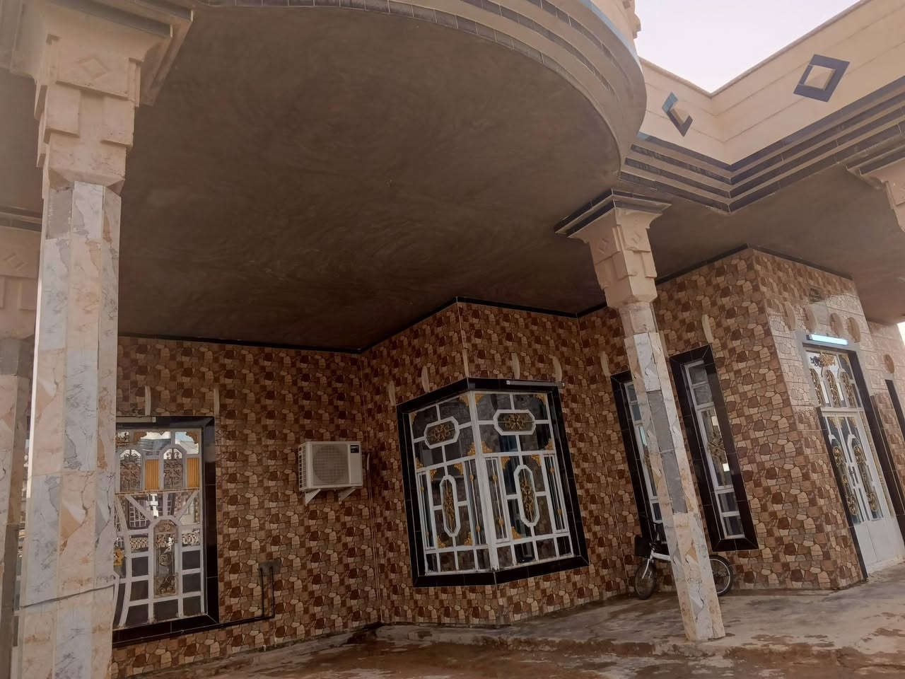 السلام عليكم
بيت للبيع المكان ناحية بروانة 

المساحة ٣٥٠ متر / طابو 

عددالغرف ٢ وهول وكيلدور وديوان وصاله ومطبخ حار وبارد وصحيات داخل وخارج 

الاستفسار المراسله عل خاص 

رقم واتساب ***********
