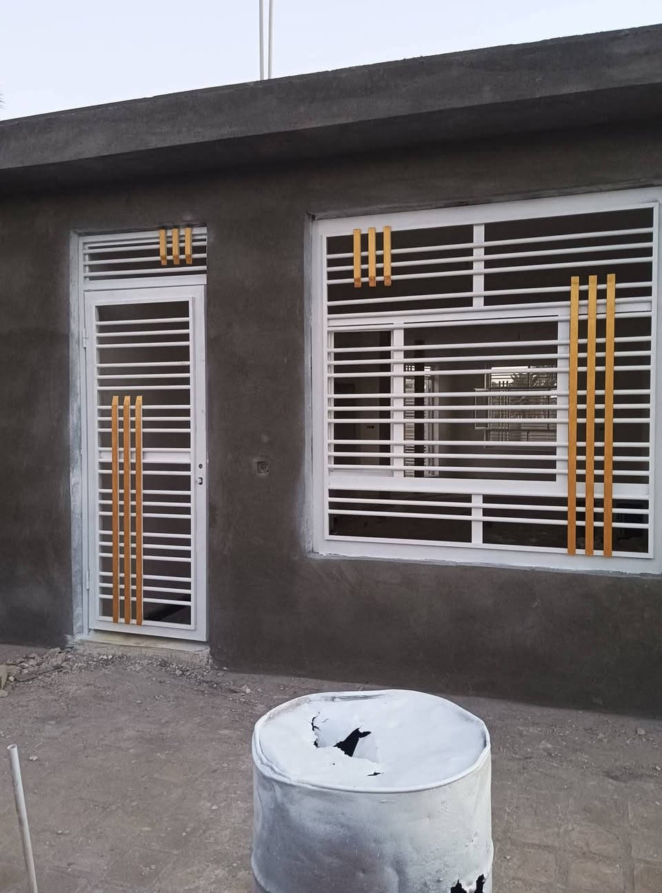 صبغ وتنضيف بيبان وشبابيك شغل درجه اولى بسعار مناسبة الاتصال عل رقم *********** أو مراسلتي خاص وتدللون 🌷
