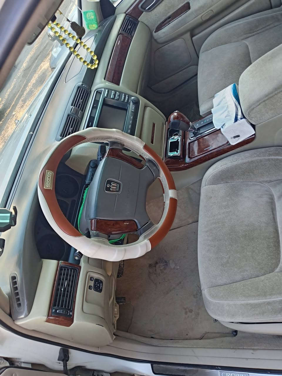 سلام عليكم تيوتا كراون ملكه مديل 2003 قرار 48 رقم كركوك كصه قماره  مفحوصه ومدفوع كمرك وبيه قرص وبيان واصل للمرور باقي بس فلوس الرقم تدفعهن ودك ارقام انكليزي مداور كبل بسمك سياره نضيفه ونشطه وجاهزه وترايك وين متريد سياره دكمه وحده ديفور الصغير شاصي 71 جاهزه تبريد مكينه كير تخم تاير حداديه دواخل سعرها 90وبيه مجال او مراوس بسوناته 
 *********** سياره مكانه نجف
