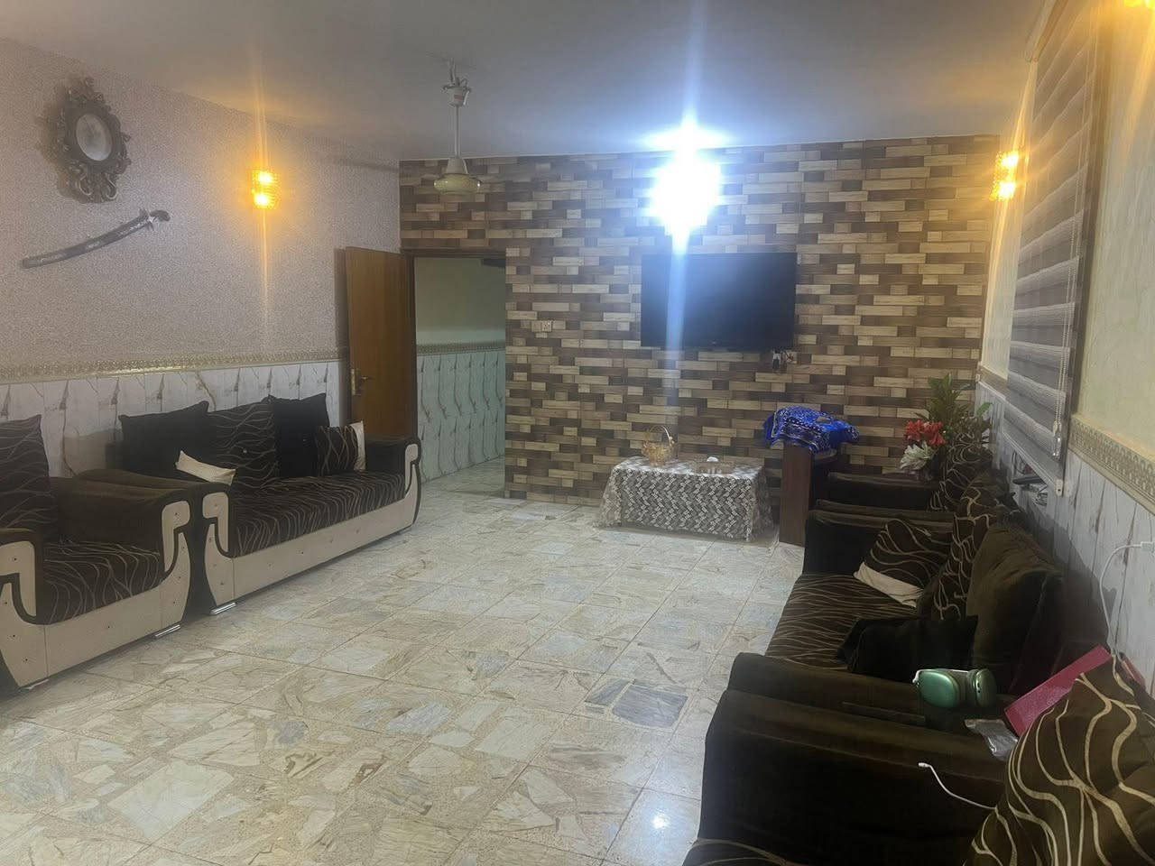 بيت مساحته 210 واجهة 9 ونص قرب مجمع عامر فرع مقابل صيدلية روح الحياة النعيرية حي الخليج  يتكون من الطابق الارضي مرافق خارجي  كراج كبير يتسع لثلاث سيارات حديقة مطبخ استقبال غرفة نوم وصحيات الطابق الاول غرفة نوم كبيرة وغرفة نوم ثانية زائد ملحق معها غرفة صغيرة وكذلك صحيات كاملة البيت عكادة مرمم جديد 0776 589 5929
