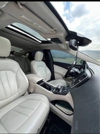 للبيع c200  داخلة كلين  هنا صار بيها نص باب سايق صبغ فقط  بدون دواخل و...