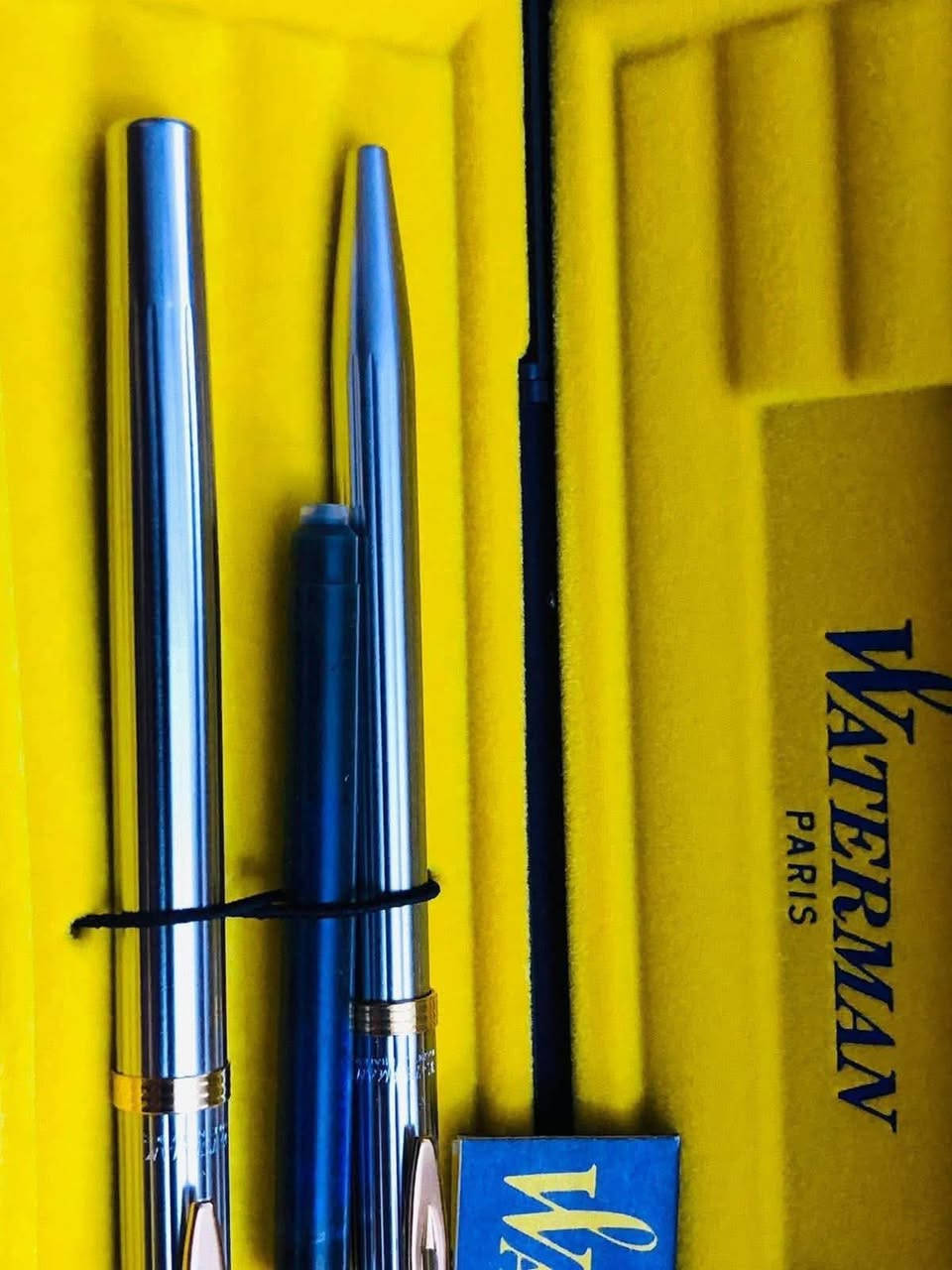 سيت اقلام وترمان ( Waterman) 
فرنسي اصلي انتاج الثمانينات 
 طلاء ذهب وستل استيل نقشه مميزة 
ريشه طلاء ذهب حبر - جاف 
لوك غير مستعمل 
مع العلبه الأصلية والكتلوك  
السعر ١١٠   الف 
للاتصال ***********
