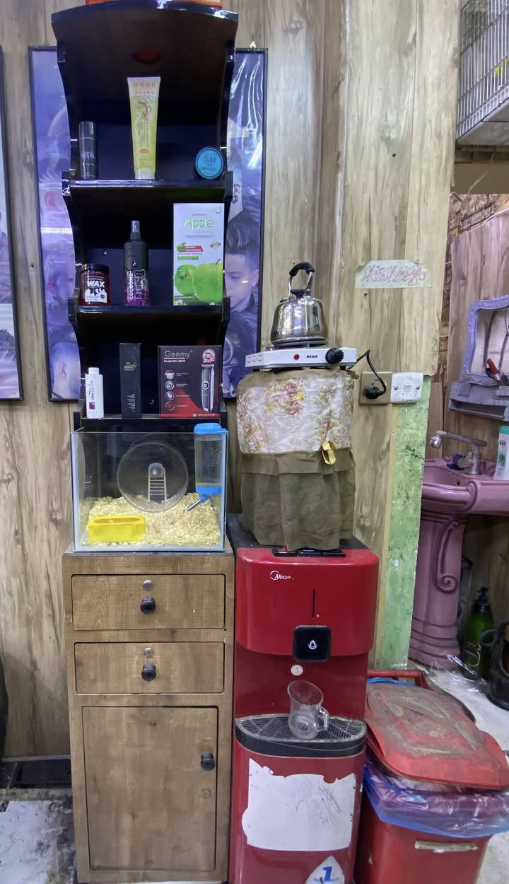 السلام عليكم محل كامل للبيع
ميز. حلاقه عدد ٤
كراسي حلاقه عدد ٤
تخم عدد ٣
ميز. عرض عدد ٢ 
مكاني بغداد شارع فلسطين 
رقم ***********
