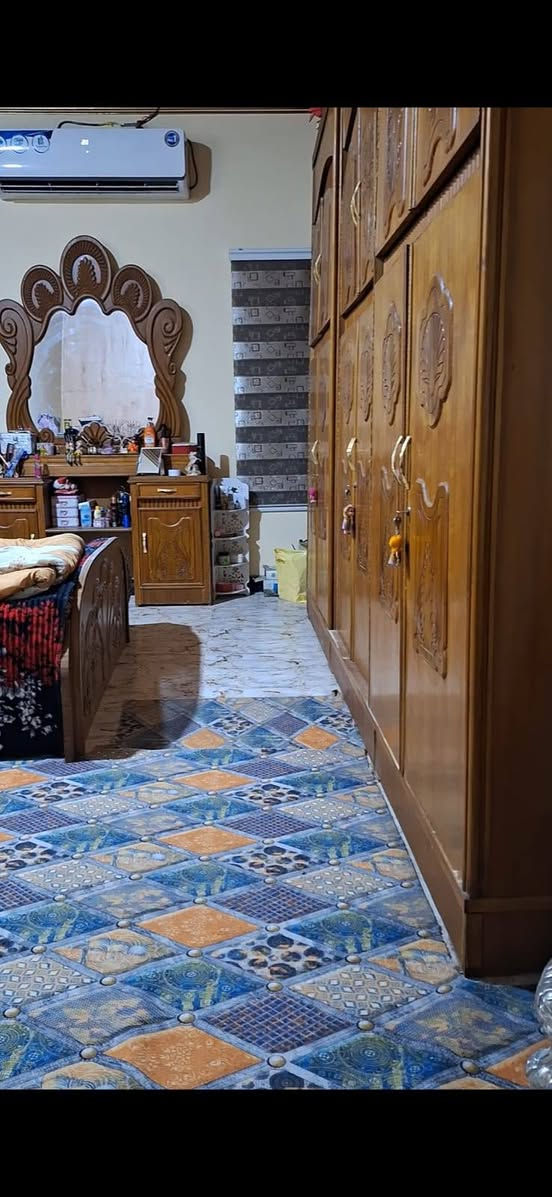 غرفة اخشاب تفصال عراقي سعرها مليونين وبيه مجال.***********
