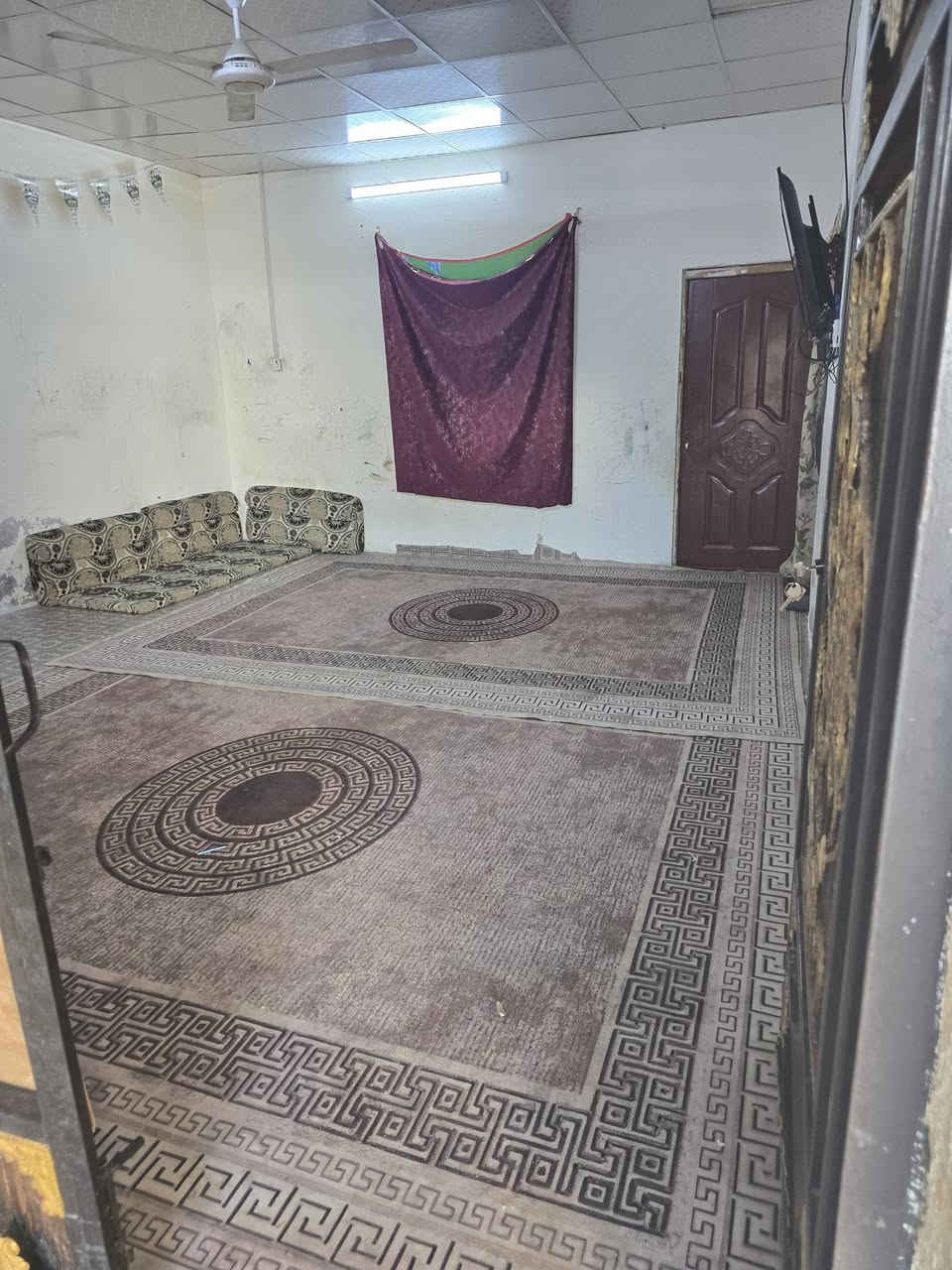 السلام عليكم 
بيت تجاوز للبيع تابع لبلديه رقم ومعامله بسمي الموقع التنومه شارع النفوس على شارع 
البيت يتكون من غرفتين كبار + هول + ديوانيه + مشتملات + كراج  مساحت البيت 200م السعر 30 وبي مجال مع البيت مقطوه ماء الحجم 2 طن مع سبالت العدد 2 واحد طنين جديد وثاني طن ونص هم جديد كامل البيت الستفسار تصال على الرقم ***********
