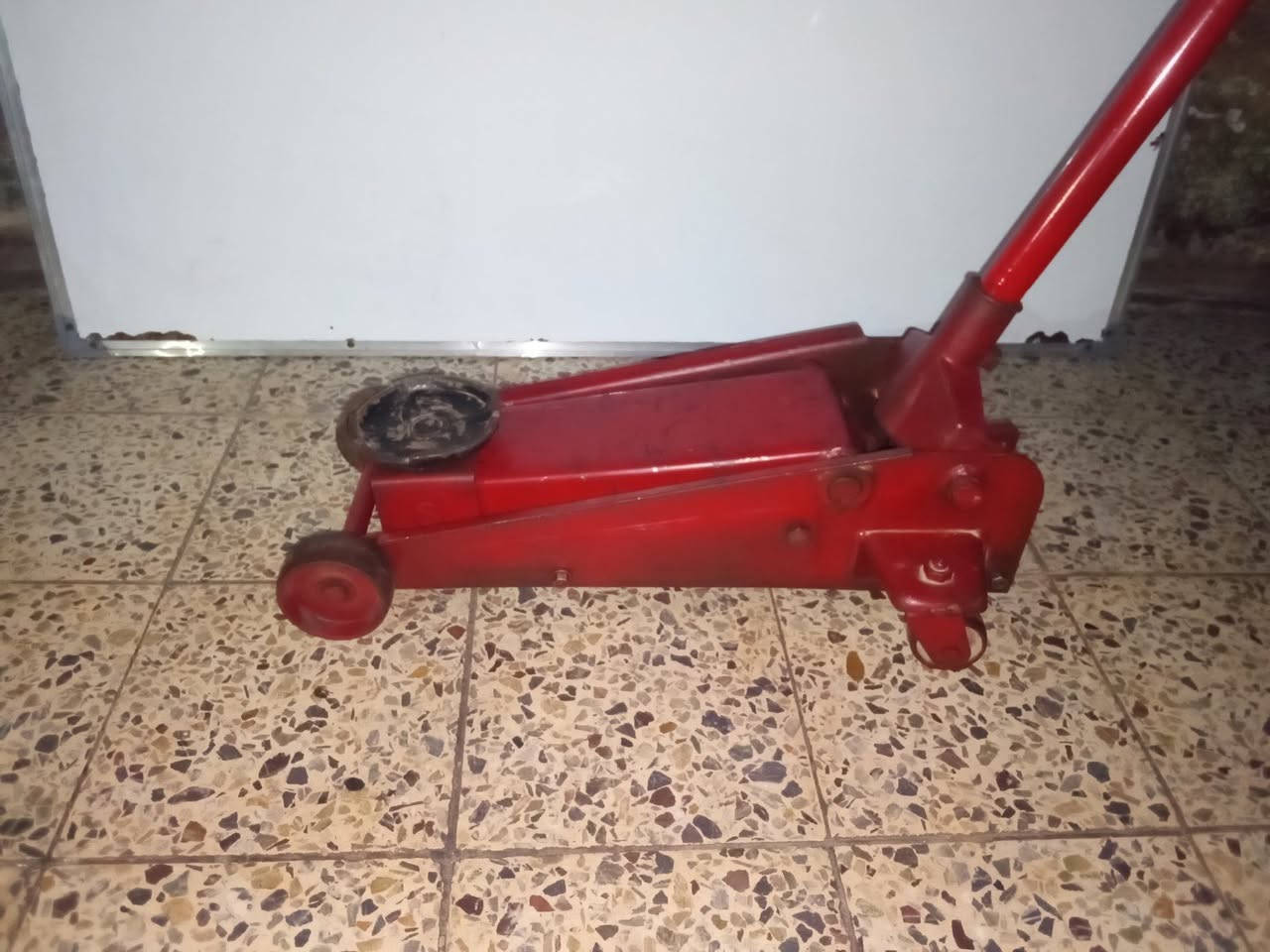 ⭕ يوجد توصيل لكافه المحافظات
لكثرة الطلبات وفرت الكم جك عربانه 3 طن قديم باب اول وليس تجاري . وارتفاعه 50 سم عن مستوى الارض هذا غير هذاك الي نشرته نباع البارحة. هذا اليوم وصلني نظيف خالي من اي نظوح شرط الفحص شغال وهذا يفيد اهل المارسيدس وبي ام دبليو واي واحد يكدر يشيله بسيارته لان هذا متوسط الحجم والسعر 80 الف المكان بغداد ***********
