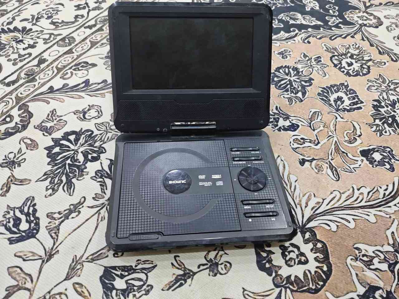 شلعة
DVD  شغال
درون ام لجنطة ما اعرف شنو بيهة بس تصلح
طيارة لحمرة فحم
قيم واخذ 
***********واتساب
