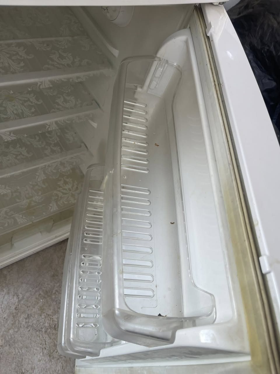 السلام عليكم مجموعة اغراض للبيع
ثلاجه غاز ماطور شركه 

طباخ اربع عيون فرن شغال 
كنتور بابين 

***********
