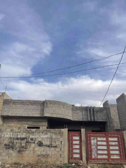 هًيكل للبيع مقابل دوميز جمعية أم الربعين بعد جمعية حمو رابي كرت بلديه مساحة الهيكل 180متر البيت مكون من غرفتين وهول داخلي واستقبال معا صحيات السعر (90)مليون وقابل للتفاوض للتواصل على الرقم (***********)
