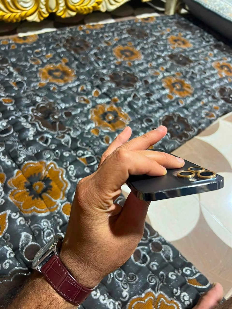السلام عليكم عندي آيفون ١٢ برو ماكس ما مفتوح  ذاكره 512 اريد اراوس ١٣ وانطي فرق.  او بيع ب ٥٠٠ قفل جهاز نضيف حيل او بيع قفل ٥٠٠ قفل ***********
