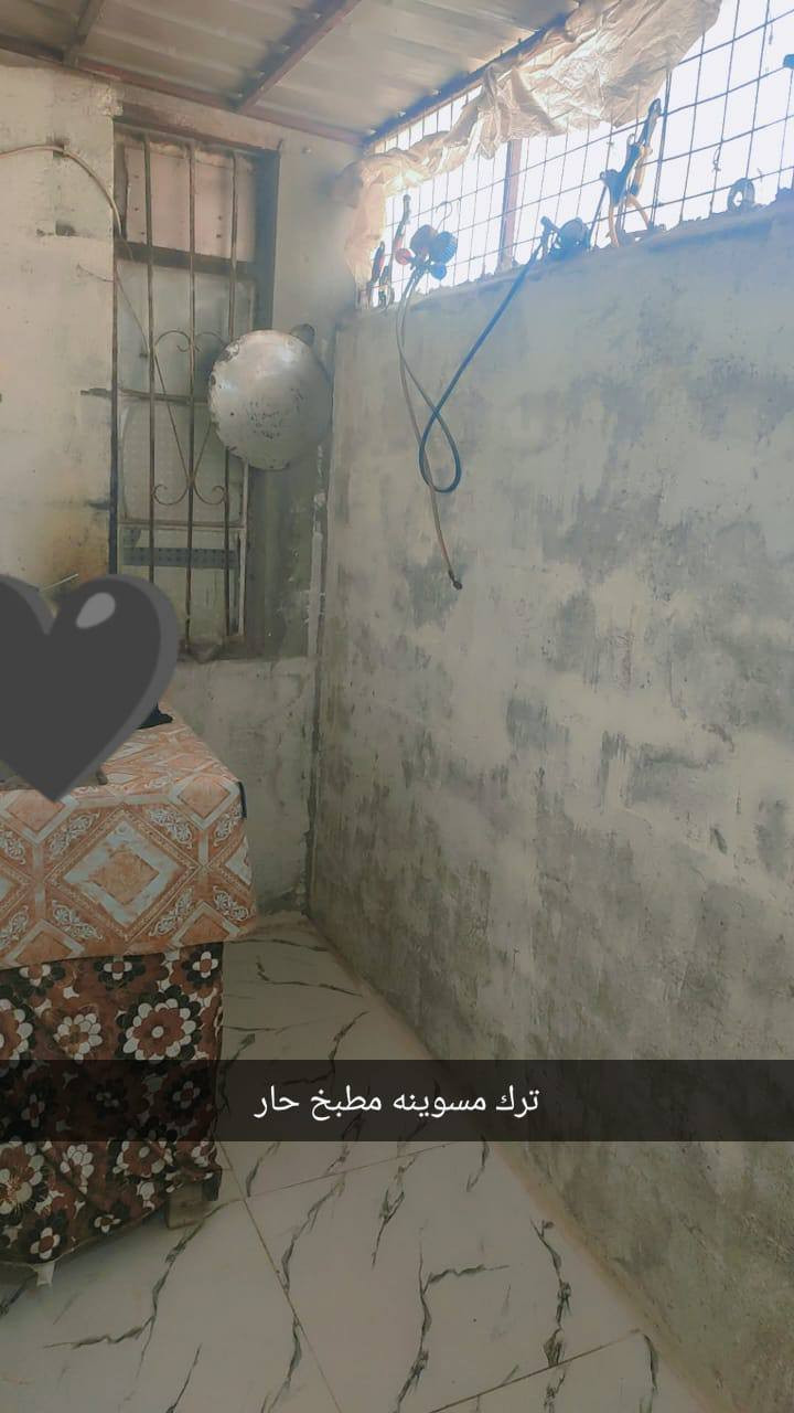 ﴿ وَمَا تَوْفِيقِي إِلَّا بِاللَّهِ ﴾
🏠 فرصة للبيع – بيت تجاوز بسعر مناسب

📍 الموقع: الأمن الداخلي – البصرة  
على شارع القائد وموقع سهل الوصول.

📐 المساحة: 150 م²  

🔹 تفاصيل البيت:  
- ديوانية  
- هول  
- غرفة  
- مطبخ  
- ترك  
- ساحة واسعة مناسبة لبناء بيت كبير مستقبلاً  

🔹 التشطيب:  
- الأرضية سيراميك بالكامل  
- الساحة شتايكر  
- السقف سندويج  
- البيت مرتب وجاهز للسكن

💰 السعر: 18 مليون دينار  
(يوجد مجال بسيط للنقاش)

📞 للاستفسار والتواصل: خاص 
#عقارات_البصره


**إذا كنت صاحب هذا الإعلان وتريد حذفه لأي سبب، رجاءا أرسل رسالة إلى الدعم الفني**