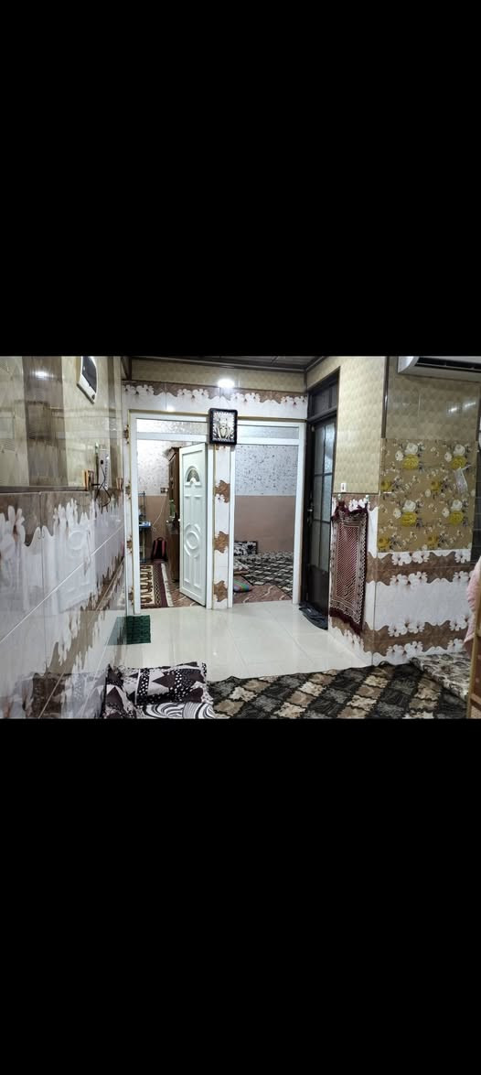 السلام عليكم الدار للبيع مساحة 180م يحتوي على غرفتين نوم وصالة واستقبال وحمام ومرافق داخلي وخارجي . الموقع حي البكر المنظمة .البيت كرت بلدية للاستفسار الاتصال على ***********
