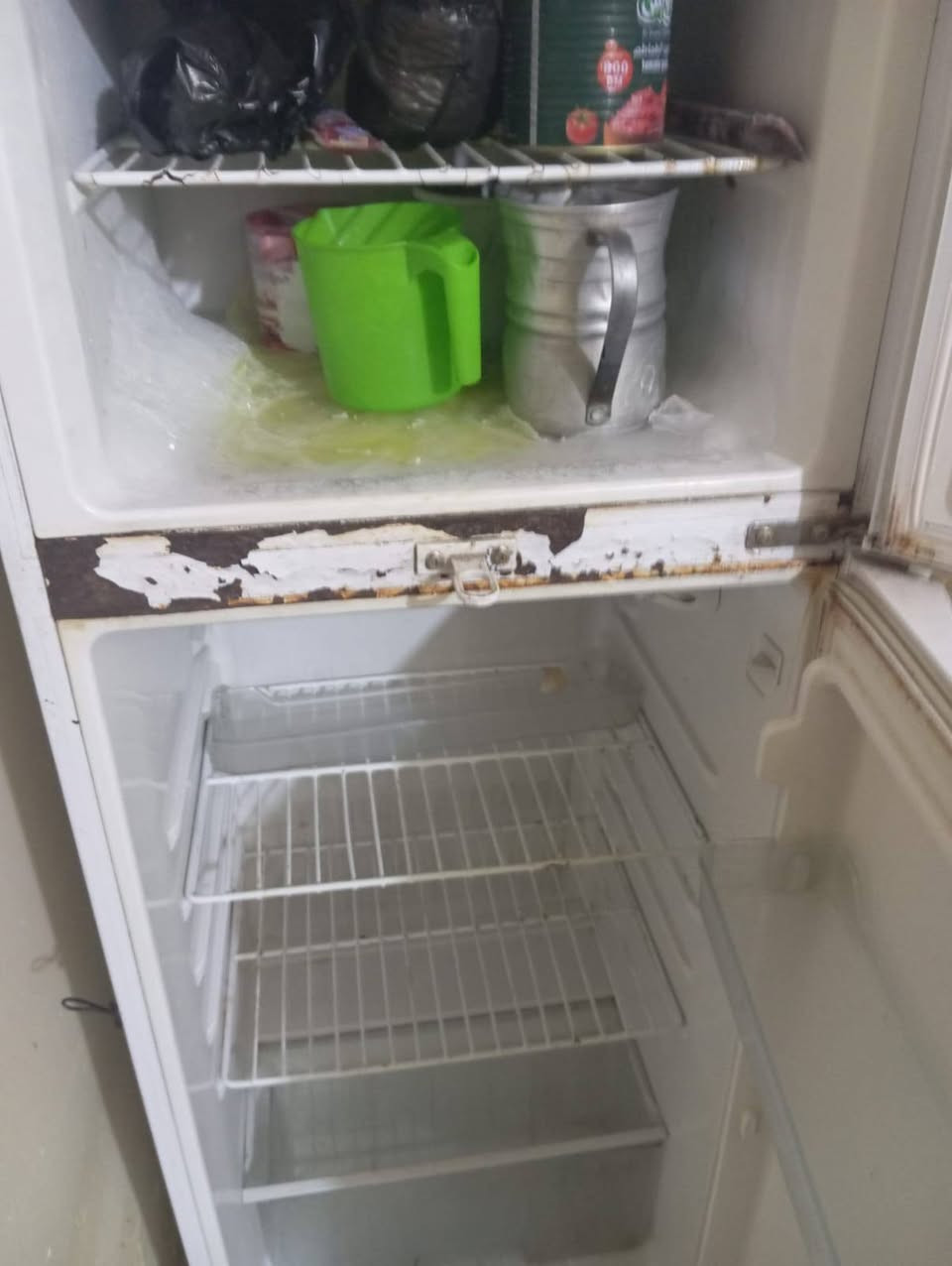 السلام عليكم ثلاجه للبيع بيهه نص ليك يعني الفريز ثلج بس الجوه شويه تبريدهه نص ونص سعرهه ٦٠وبيهه مجال مكاني حله مركز المدينه ***********
