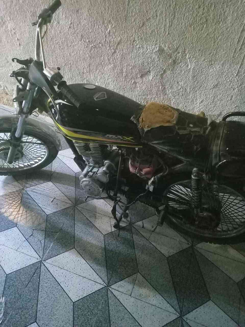 سلام عليكم اخوان خمسة كير للبيع متروكة صار الها شهرين قبل يومين ردت اسويها بدلت محركها جديد وتناكني وكفرات جديدات بقت بس الكابريتة يرادلها تبديل وبعد ماعندي فلوس  الدراجة ماوكفتني بل شارع ابد عضمتها حلوة وكرفتها زينة للبيع بدون أوراق اتكفلك سرقة وعشاير سعرها 275 وبيها مجال حك  الجية وسعرها كلش مناسب لان معتاز فلوس ومستعجل على بيعتها  مكاني الحرية رقم تلفوني *********** بي وتساب
