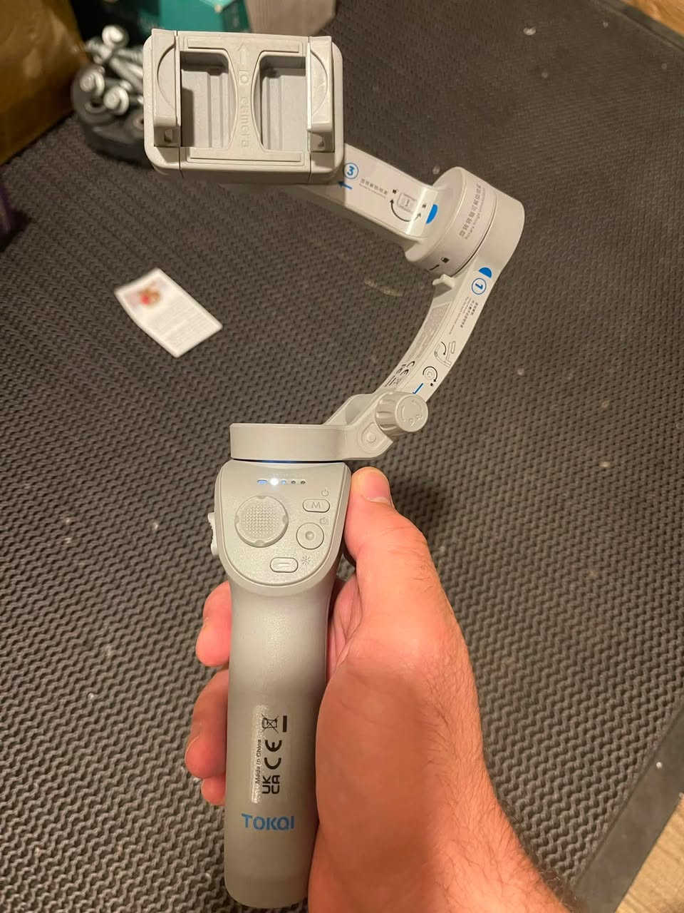 Takqi M01 3-axis gimbal (مانع الاهتزاز)

📌 المواصفات الأساسية:
✅ النوع: Gimbal مثبت يدوي ثلاثي المحاور (3-Axis)
✅ المادة: بلاستيك PA66 قوي وخفيف
✅ الوزن: حوالي 378 غرام بدون حامل
✅ الأبعاد (مطوي): تقريبًا 163 × 119 × 50 مم
✅ مدى دوارن المحاور:
• محور Course (Pan) حوالي 320°
• محور Roll حوالي 330°
• محور Pitch حوالي 330° ￼

📱 التوافق مع الهاتف:
✔️ يدعم هواتف عرض 55–90 مم (يعني أغلب الهواتف)
✔️ سمك الهاتف ≤ 11 مم
✔️ وزن الهاتف حتى 280 غرام
✔️ يدعم خاصية Vertical/Portrait (تصوير رأسي) ￼

🔋 البطارية والأداء:
🔹 سعة البطارية: 3600 mAh
🔹 وقت التشغيل: حتى 8 ساعات تقريبًا
🔹 وقت الشحن: حوالي 3 ساعات
🔹 شحن عبر USB-C
🔹 سرعة تحكم قصوى حتى 120°/s ￼

📲 التحكم والخصائص الذكية:
• اتصال Bluetooth مع الجوال
• تطبيق الإعداد اسمه “Gimbal Show”
• تتبع ذكي للوجه والأشياء (AI Tracking)
• أوضاع تثبيت متعددة (Follow / Full Follow / Locked / POV / Inception…)
• دعم التحكم بالإيماءات
• وضع Selfie Stick و Zoom عبر التطبيق
• أزرار تحكم مباشرة على المقبض ￼

💡 إضاءة مدمجة:
✔️ ضوء تعبئة (Fill Light) قابل للتعديل بعدة مستويات سطوع (عادة 9 مستويات)
✔️ مفيد للتصوير في الإضاءة المنخفضة ￼

 السعر 35 الف توصيل 5 جميع المحافظات 🚚￼.

#مثبت_جوال
#تصوير_احترافي
#تصوير_بالموبايل
#فيديو_احترافي


**إذا كنت صاحب هذا الإعلان وتريد حذفه لأي سبب، رجاءا أرسل رسالة إلى الدعم الفني**