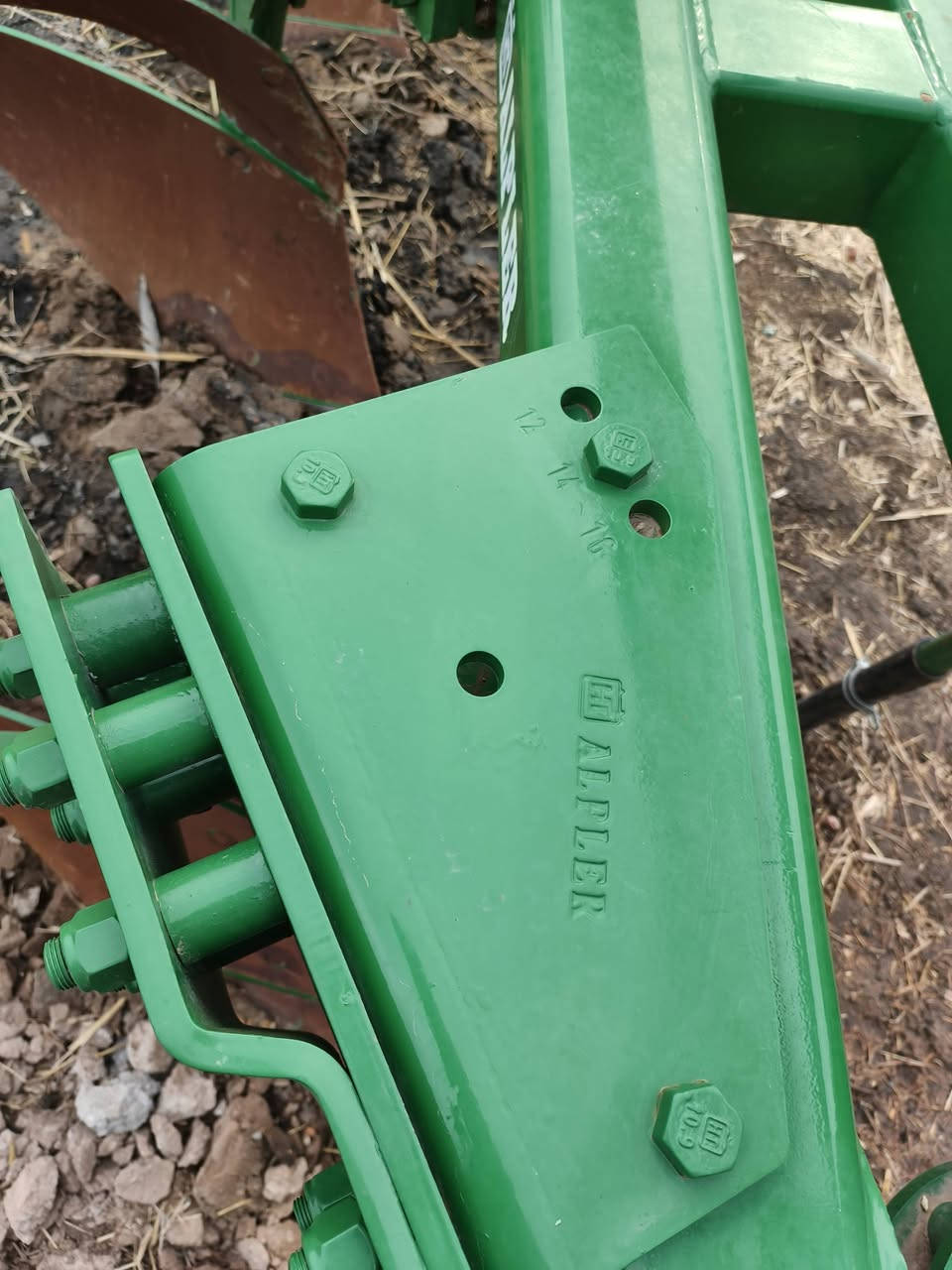 السلام عليكم فدان البير خمس سجج حجم 16جديد سعره ٤٥٠٠قفل ومكاني الصويره ***********
