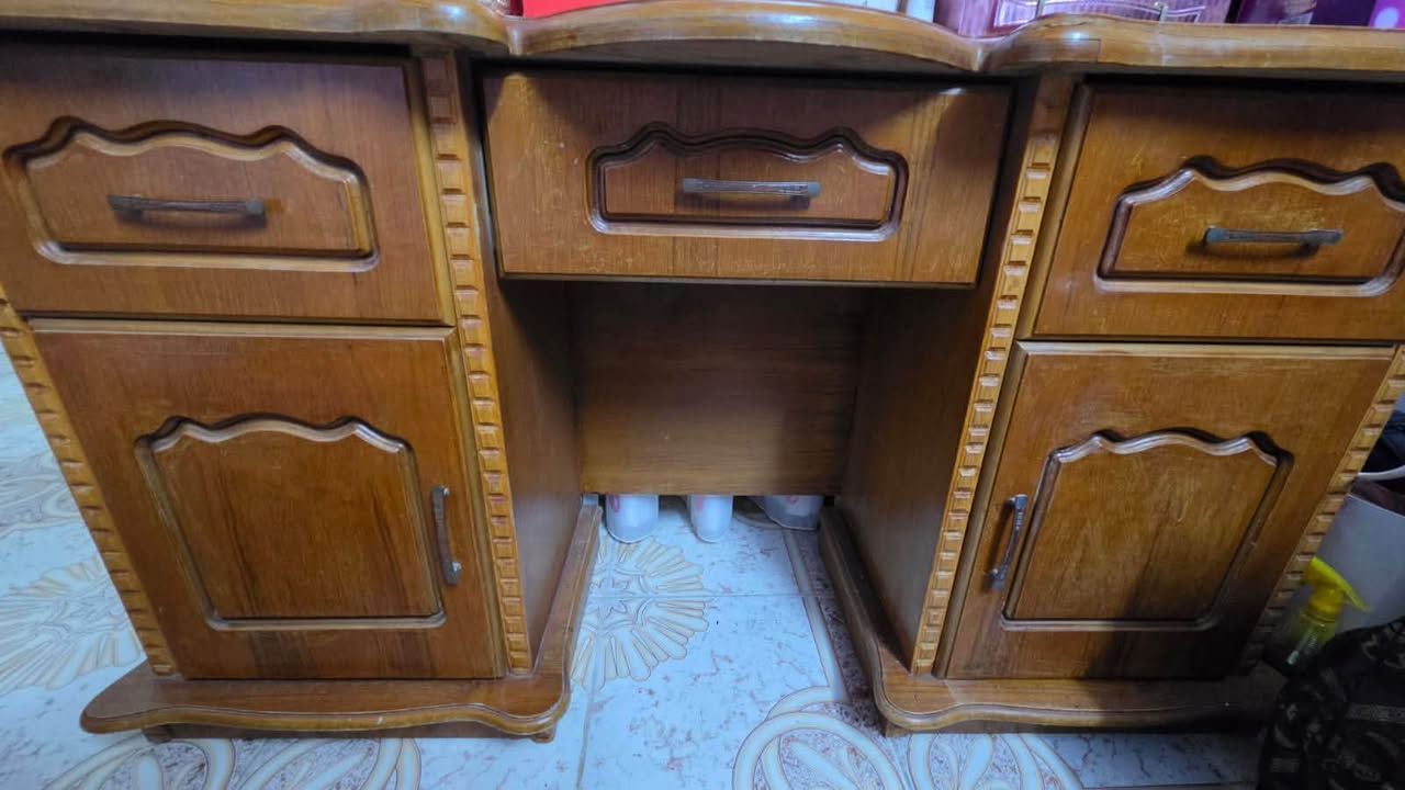 للبيع غرفة نوم صاجي كامل بحالة نظيفة.
للبيع كانتور صاجي 4أبواب، مرتب ونظيف، ويجي وياه:
سرير نفرين 
 عدد 2 كومدينة
 ملحق للملابس
ميز توليت

💰 السعر: 500 ألف دينار، وبيه مجال. 

اللي مهتم أو يريد يشوفه أو يستفسر، يراسلني خاص.
***********
