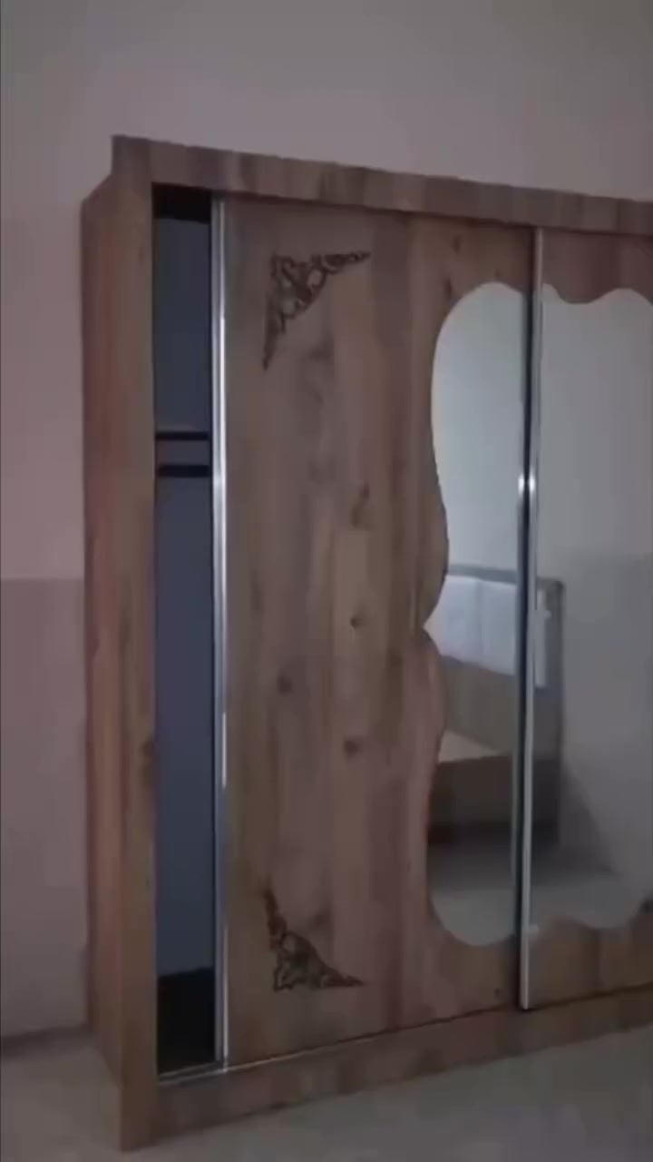 غرفه نوم خشب نضيفه جداً تحتوي على 5 قطع 
1.جربايه نفرين
2.كنتور بوب ثنين سلايت جبير
3. قطعتين مجرات 
4. ميز تواليت ثلاث مجرات 
مكاني بغداد الشعب رقمي *********** واتساب او اتصال السعر 225 .
