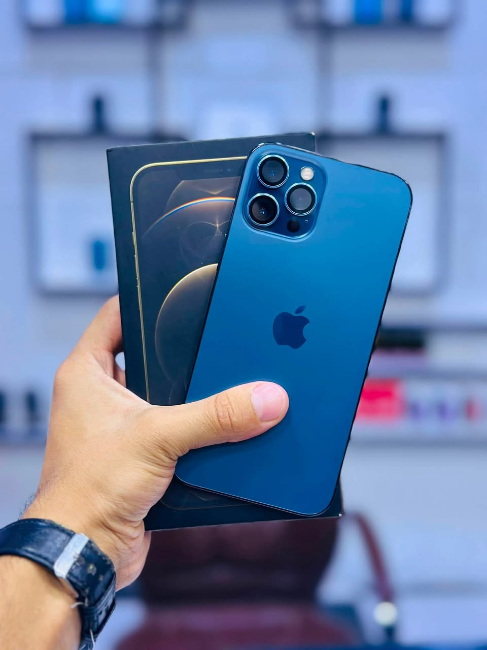 السلام عليكم متوفر:
♠️آيفون 12 Pro Max ذاكرة 256 بطارية 100 الجهاز مستبدل شاشة وبطارية أصليات✔️.

☑️***********☑️

☑️مركز سفن فون للهواتف النقالة☑️
