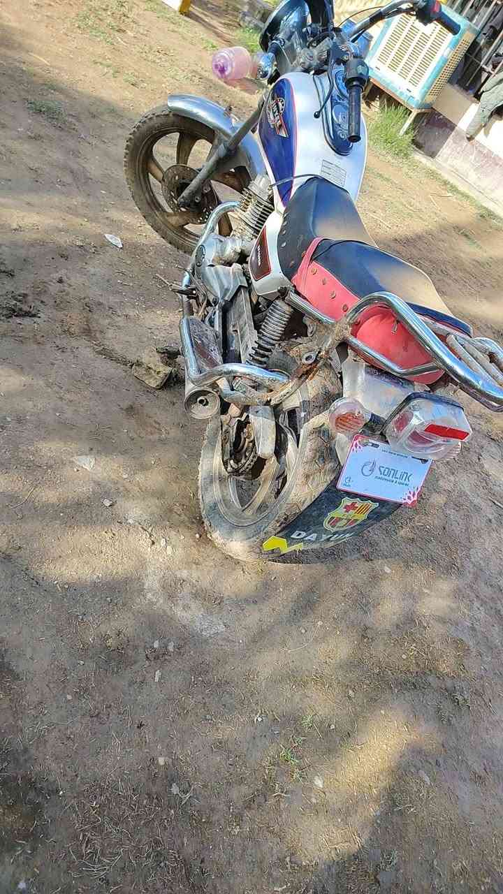 جني للبيع دراجه نظيفه شغاله سلف هندير كهربائياتها كلها شغاله ناقصها دبلات فقط لجدهم والباقي كله شغال دبلات عود قدام الجدام سعر 300 50 بيها مجال اوراقها اصوليه والعمرش اكو اراوس ايراني هذا الوان ديالى الخالص***********
