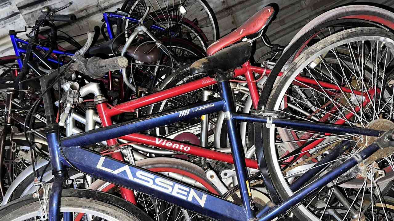 سلام عليكم بيسكلات باله لبيع  اسعار مناسبه تجي وشوف نضافه عنواني بصره كرمه علي *********** تجي تختار تاخذ بيسكل جاهز من تيوب من اي نقص عدد قليل عدي رياضيات عدي طوبه وحساس شنو تريد موجود تريدهن كلهن تريد مفرد تريد جمله شنو تريد موجود
