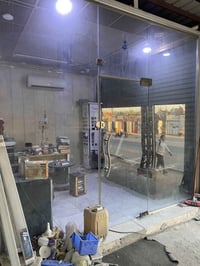 زجاج محل • ٤ قطع ٣٫٢٥م • قطعة ٣٫٩٠م باب