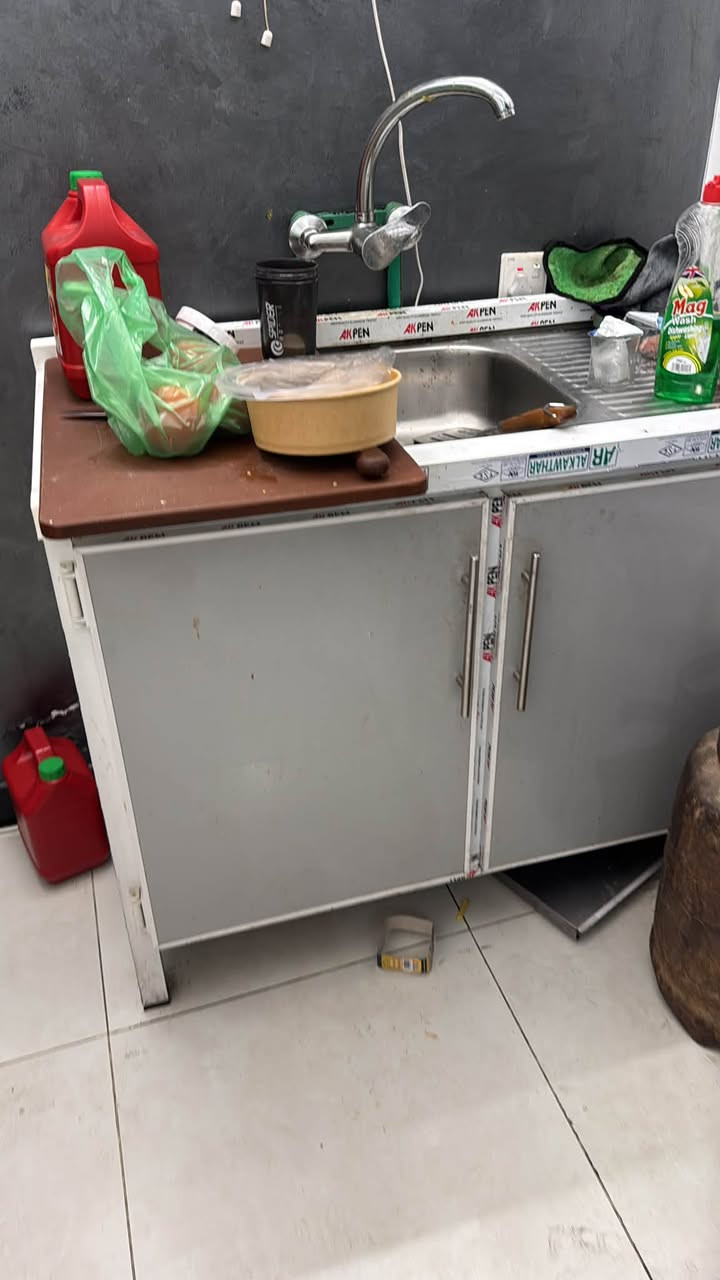 *********** 
بيع غراض مطعم شلع
مكان بغداد السيديه
