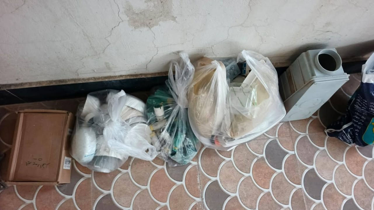 منك فره سعر الفين دينار
جيس ونص سمنت ب5 الف
جك سياره 5 الف
تختات مرمر عدد 2 ب5الف 
حماله حديد 5 الف 
مفك خلاطات سعر 5 الف عدد 2
سدادات ماء +مزاريب كلهن ب5 الف دينار
كلهن ب30 الف
***********
