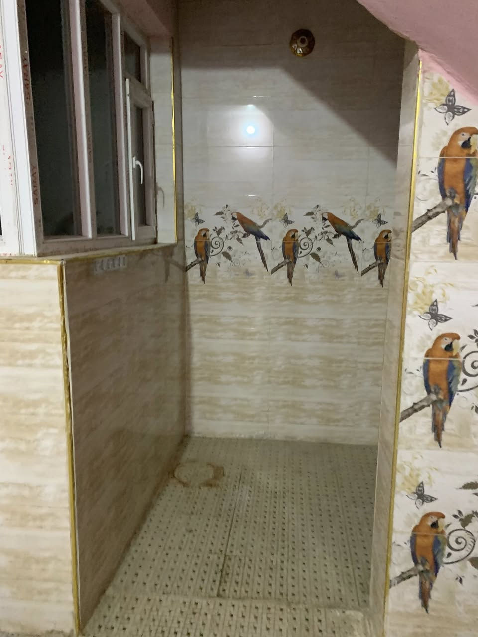 مشتمل للإيجار ١٠٠متر طابق ثاني تحرير الجاهزه قرب مدرسه لادريسي الارقم ***********
