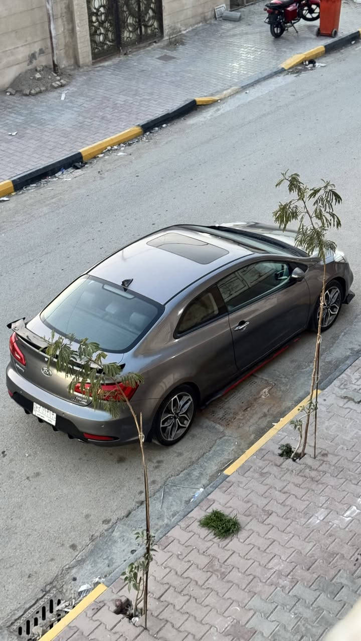 السلام عليكم
للبيع سيراتو 2016 تك باب مكفوله كفاله من الصبغ او الحادث استيراد الشركه الدوليه العراقيه فول مواصفات من بصمه وحساسات اماميه خلفيه كامره شاشه لمس بلاديه فتحه سقف  مقاعد جلد مواصفات كامله ومعروفه رقم بغداد باسمي ماشيه ١٠٧ الف كيلو حقيقي سونار مرفق مع الصور 
السعر 115 وبيها مجال
مكاني واسط قضاء الحي
للتواصل ع الرقم ***********
