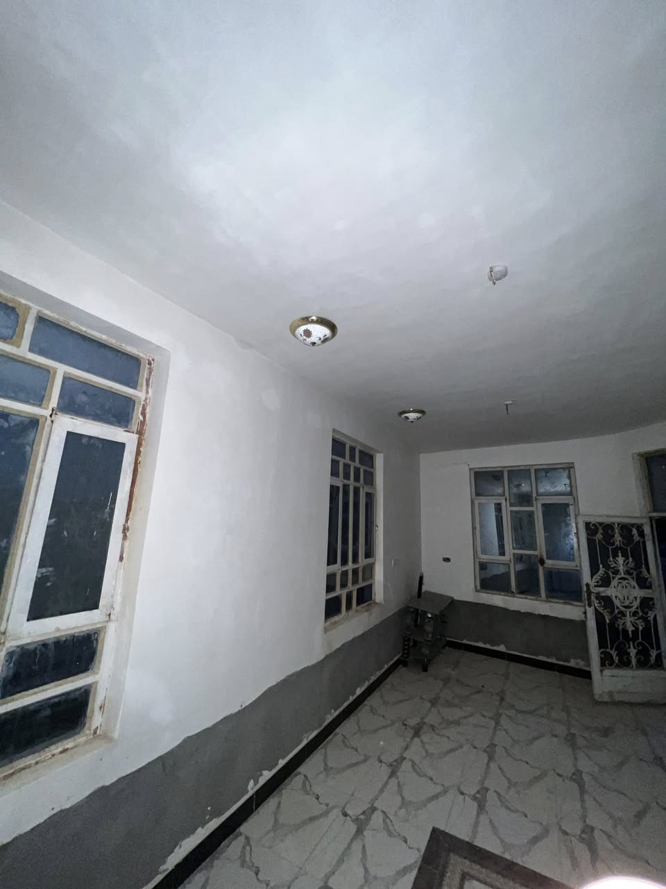 🏠 دار سكنية للبيع - فرصة مميزة بسعر مناسب 38 مليون 
يعلن مكتب عقارات أملاك العراق عن توفر دار سكنية بمواصفات ممتازة وموقع هادئ:
📍 الموقع: الحلة - الوردية - طريق البحمير (فرع أسواق أبو عباس).
📐 المساحة: 200 متر مربع.
📑 نوع السند: طابو زراعي (سند 25).
تفاصيل الدار:
تم تصميم الدار لتلبي احتياجات العائلة، وهي تحتوي على:
• 🛏️ غرفه  نوم واسعة.
• 🛋️ صالة استقبال مريحة.
• 🍳 مطبخ متكامل.
• 🚪 كليدور (موزع داخلي).
• 🚿 مجمع صحيات..
• 🚘 كراج لسيارة.
💰 السعر: 38 مليون دينار عراقي (سعر تنافسي ومناسب جداً).
📞 للاستفسار أو الشراء، يرجى التواصل معنا عبر الأرقام التالية:
• ***********
• ***********
👤 بإدارة: حاتم الدغيري
🏢 مكتب عقارات أملاك العراق 🇮🇶
🔗 انضموا إلى مجموعتنا على فيسبوك لمتابعة العروض الجديدة: https://www.facebook.com/share/g/1C5LmjevkR/?mibextid=wwXIfr
