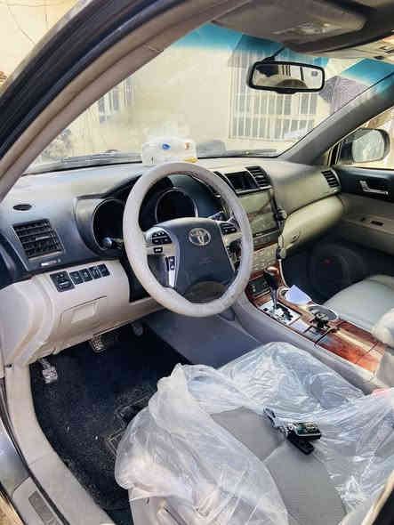 السلام عليكم للبيع او المراوس بسيارة لاندكروزر او فورد اكشبنديشن 
تيوتا هايلندر موديل ٢٠١١ فول مواصفات لمتدد رقم وسنويه وهزة جديدة بشرط التحويل او الوكالة السياره فول مواصفات بصمه تشغيل ويصمه أبواب دخول ذكي أشاير ترحيب وفتحة سلايد روف داخل جلد وملكي كشنات امامي كهربائي وتدفئة شاشه كير ومكينه بشرط نشاط وأي خلل مابي حداديه جديد تايرات جدد سياره فول فول مواصفات مال بيت بيها صبغ عام جماليه رايدها ب١٦٥ وبيها مجال رقم التليفون ***********
