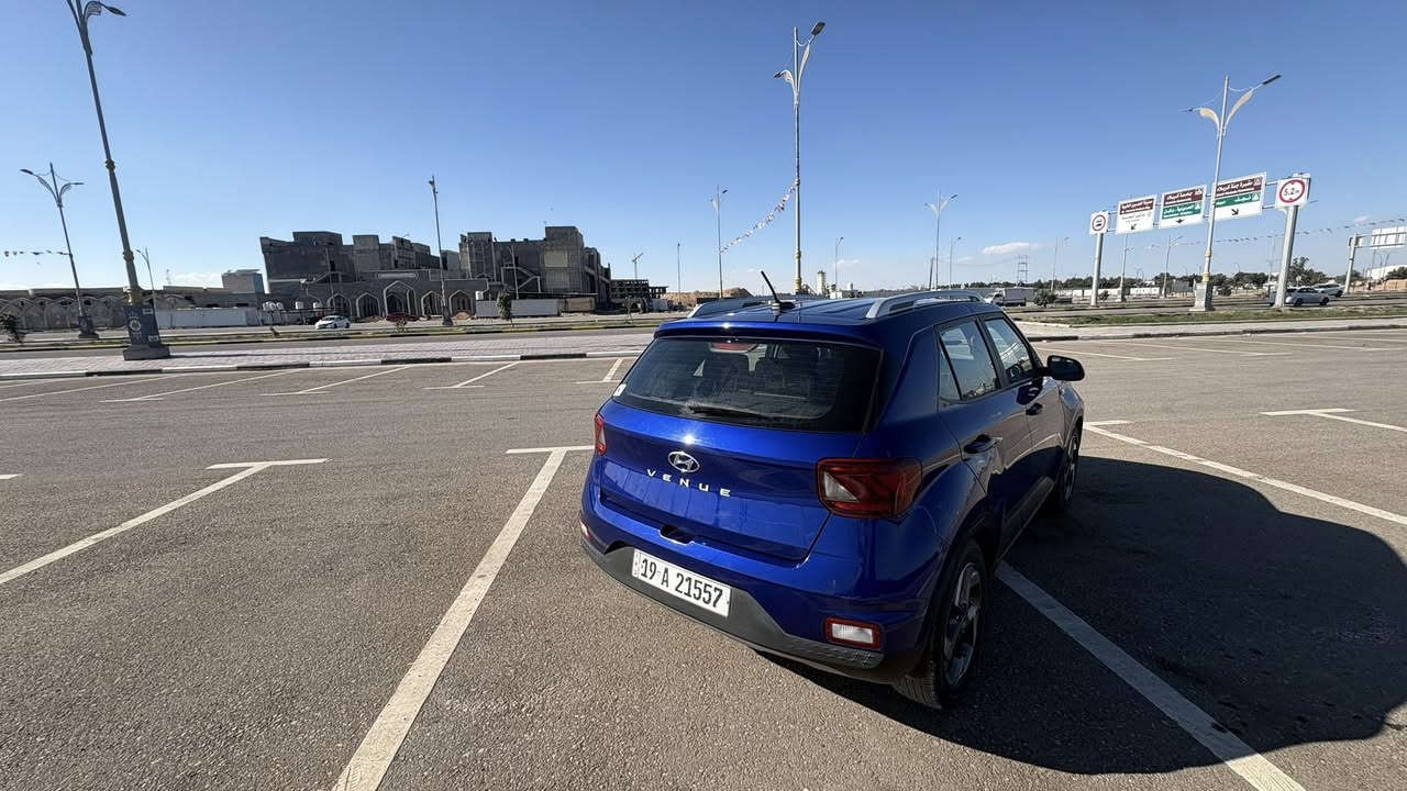 سلام عليكم. هونداء ڤينيو موديل 2023  
الحادث جاملغ امامي جهت سايق مبدل نفس الون  والباب الوره بيه شخطه 
مكينه 1600تنفس طبيعي 
مواصفاته  تحديد مسار نقط عمياء تدفئه كشنات وستيرن سياقه شبه ذاتيه  وبيه هواي مواصفات بعد سعره 145وبيه مجاب مكان كربلاء  ***********
