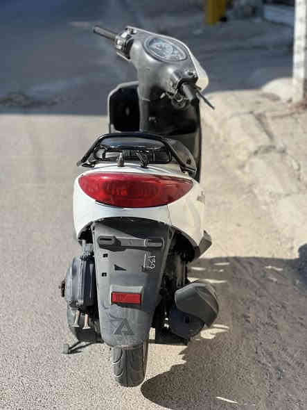 يالله اكزز للبيع لون ابيض مميز 
دراجه بمعنه كلمه كارتون بعدهه بجيس 
صارلي شهرين من منزلهه ماشيه. 4500
للعلم دراجه نوزل وليس كابريتر 
ضماني بل دراجه اذا مفتوح بيهه برغي واحد تاخذهه بلاش ماريد اكلكم شكد نضيفه لان دراجه بجيس خدش مابيهه شلعه ومعدل بريكات بل مكان اشاير لايتات عالي ناصي كلا شغال دراجه مابيهه نقص ابد مشالله جديده سعرهع مليون و100. وبيهه مجال بسيط عنواني بغداد جامع ندا ***********
