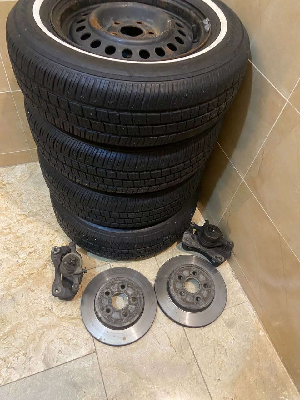 سلام عليكم. شباب تحويره كورلا.   كامله وياله سلبرتي.  جديده كلش. تايرات سنترا. جدد  معروضه. ب٤٥٠ وبيها مجال     

 ***********.
