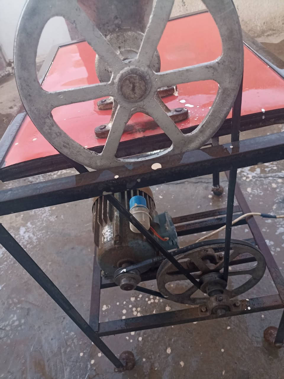 سلام عليكم 
مثرامه لحم او فلافل 
شغاله ماطور بلاد ما مفتوح
نضيفه 
استعمال قليل
سعرها 200 الف
عنوان ديالى شهربان
للاتصال ***********
