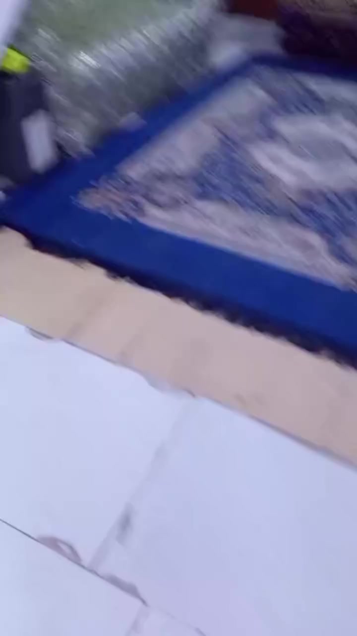 سلام عليكم بيت للبيع في حي السفير مساحة 125 متر  طابقين ونص البيت 5 غرف نوم  البيت كامل ما يحتاج اي شي والسعر 110 بي  مجال 
للاستفسار الاتصال ع ***********
