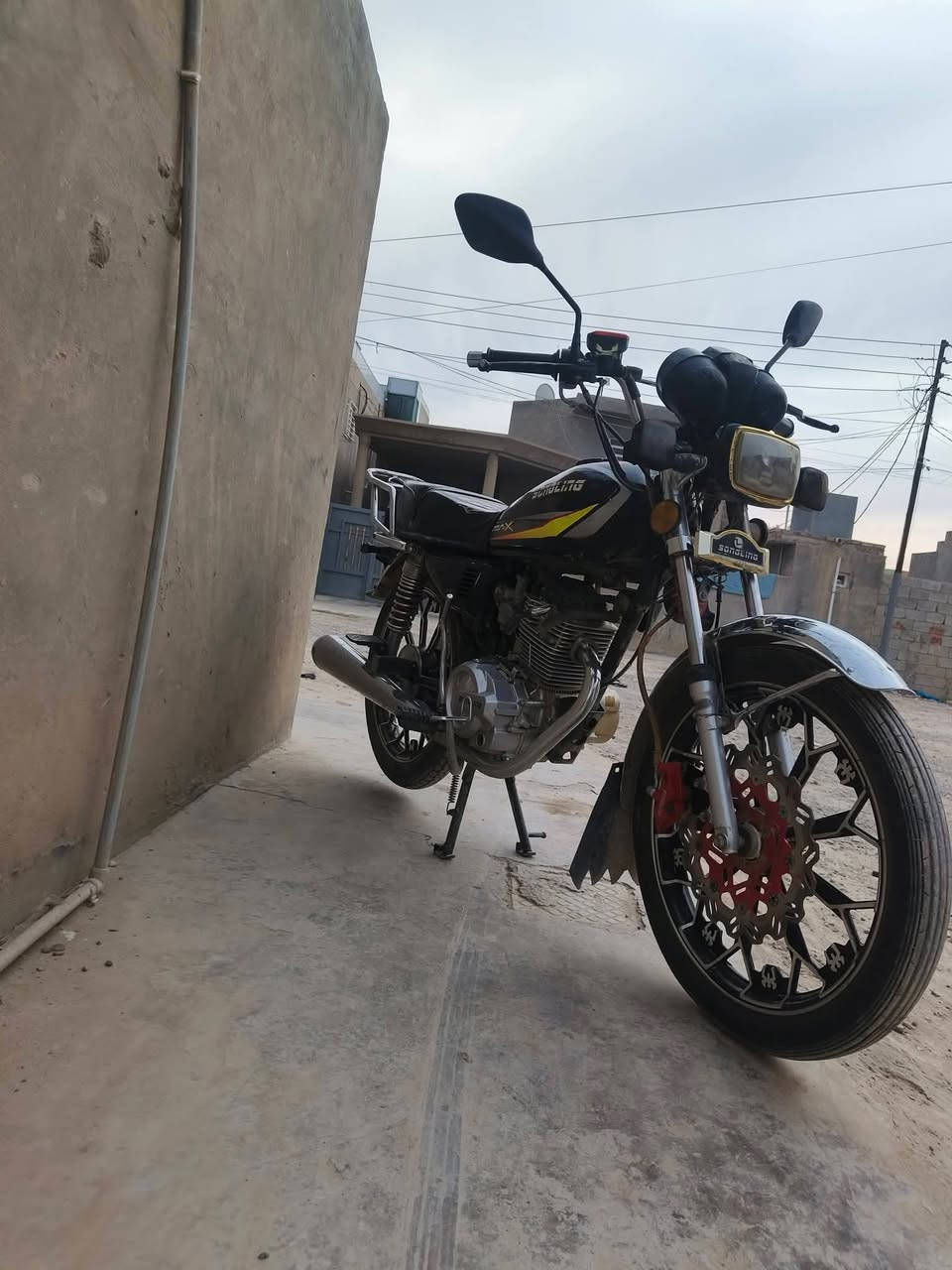 ايراني مديل ٢٤ للبيع او مراوس حسب القناعه محرك مفتوح لاتنقيص ولا تبخير
نواقصها اشاير وره وبك لايت والباتري ضعيف  المكان بغدادابو غريب السعر 350الف وبي مجال اشويه
اتصال ‏‪0774 823 2579‬‏
