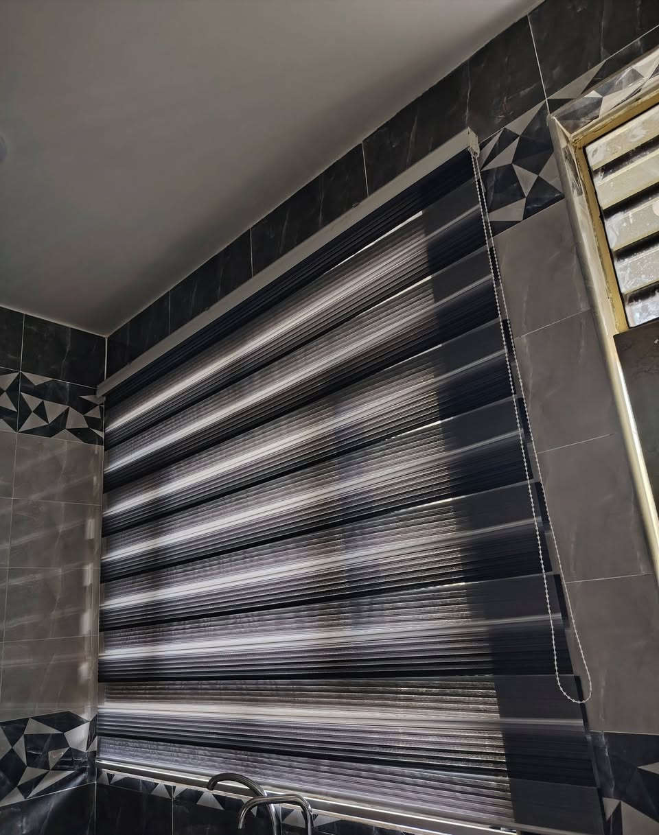 سلام عليكم للبيع برده سحب العرض 2ونص والطول 3 الون رصاصي اخت جديده ستخدام قليل مكاني المدينه السعر 30  الف                 ***********
