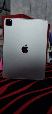 ايباد M2 12.9 • ٢٥٦ جيجا • شاشة مكسورة لمس شغال