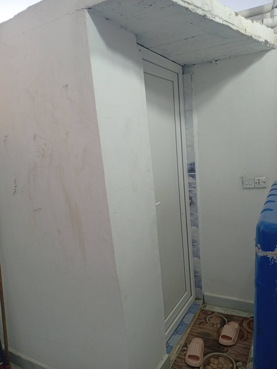 سلام عليكم
بيع بيت حزيران مقابيل جامع الغفران 
يتكون من حوش 
وغرفة استقبال ومطبخ
وغرفة نوم درج داخلي حمام داخلي التوليت خارجي فوك السطح باني غرفه بس ماصبه
سراميك السقف ثانوني السعر 55بي مجال***********

