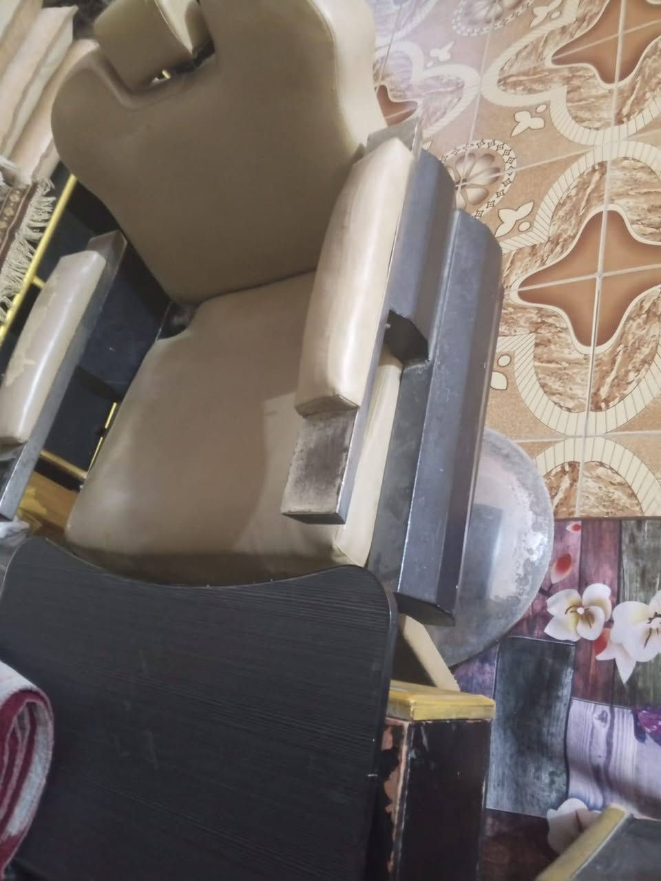 ميوزه ثنين وكرسي حلاقه ابيع شلع 225 بيهن مجال قليل***********
